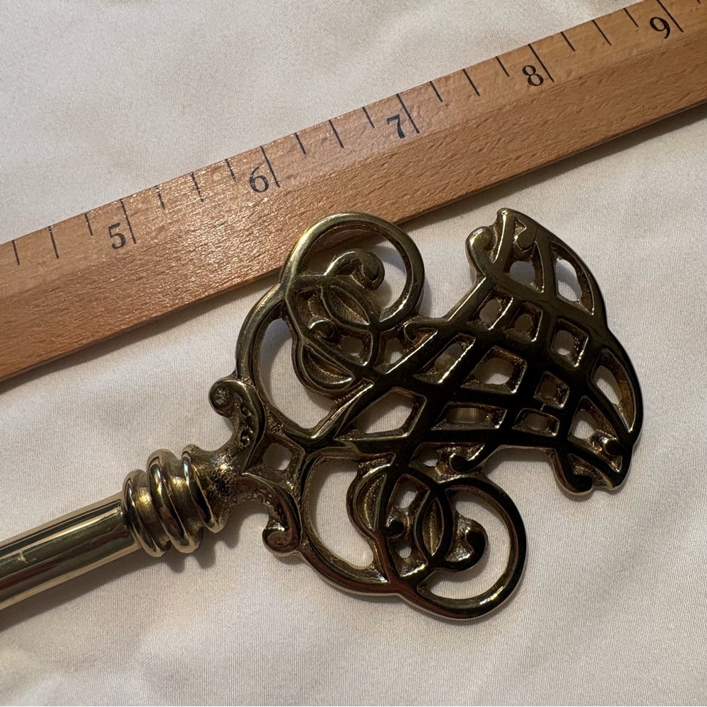 Ornate Solid Shiny Brass Skeleton Key Paperweight – Ralph Lauren Style - Picture 4 of 5